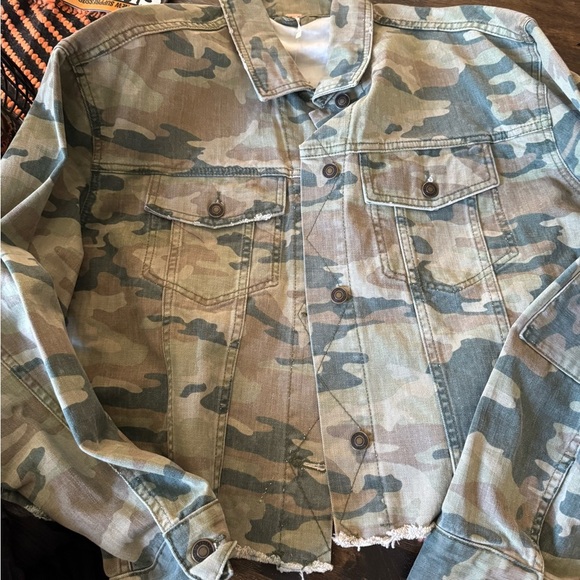 Free People Camo Denim Jacket Size Medium NWT - Picture 2 of 3